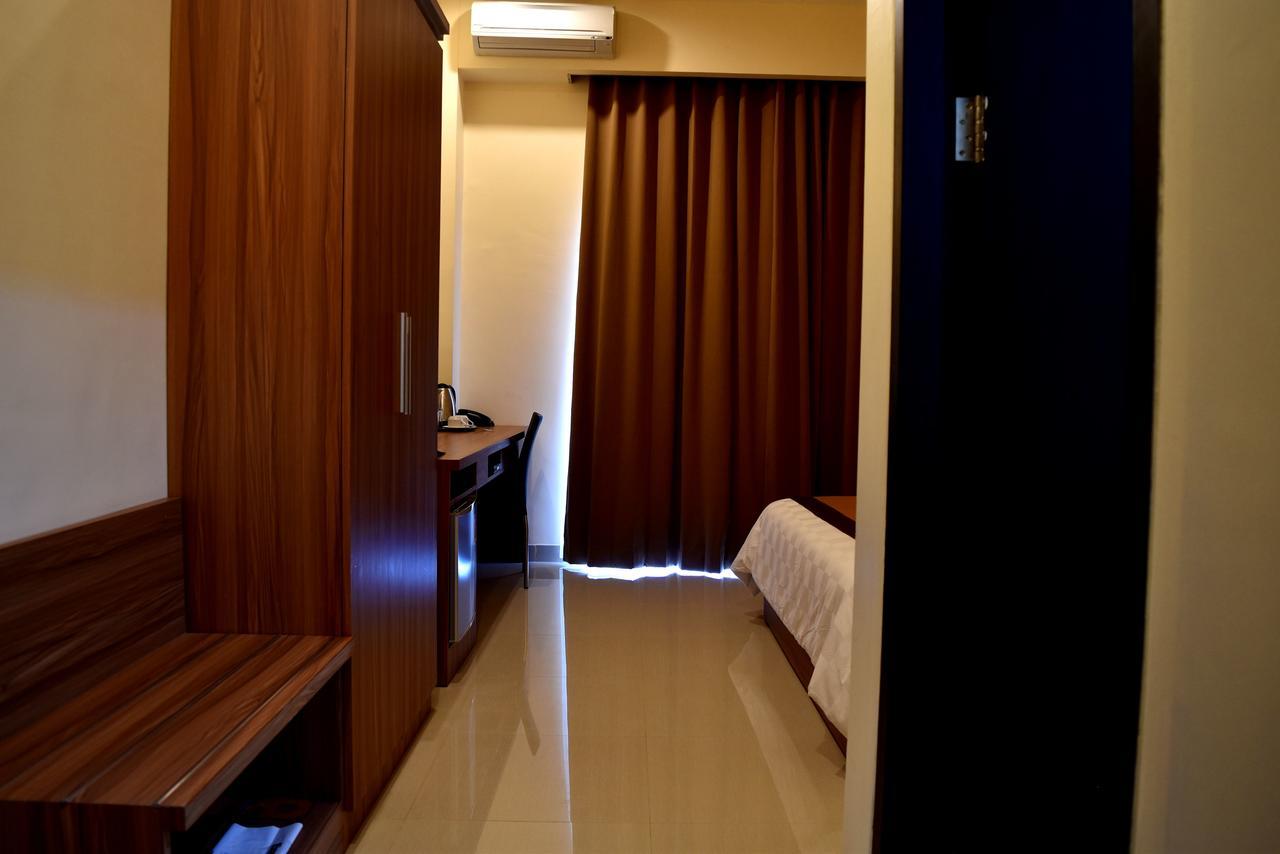 Padadita Beach Hotel Waingapu Exterior foto