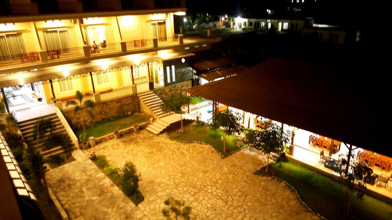 Padadita Beach Hotel Waingapu Exterior foto